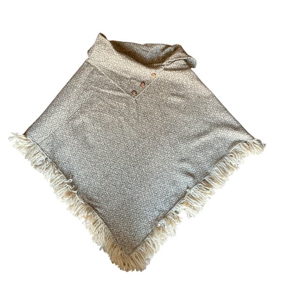 Mexican Wool Poncho with Wooden Buttons – Light Gray with Fringe / Poncho - Picture 11 of 11